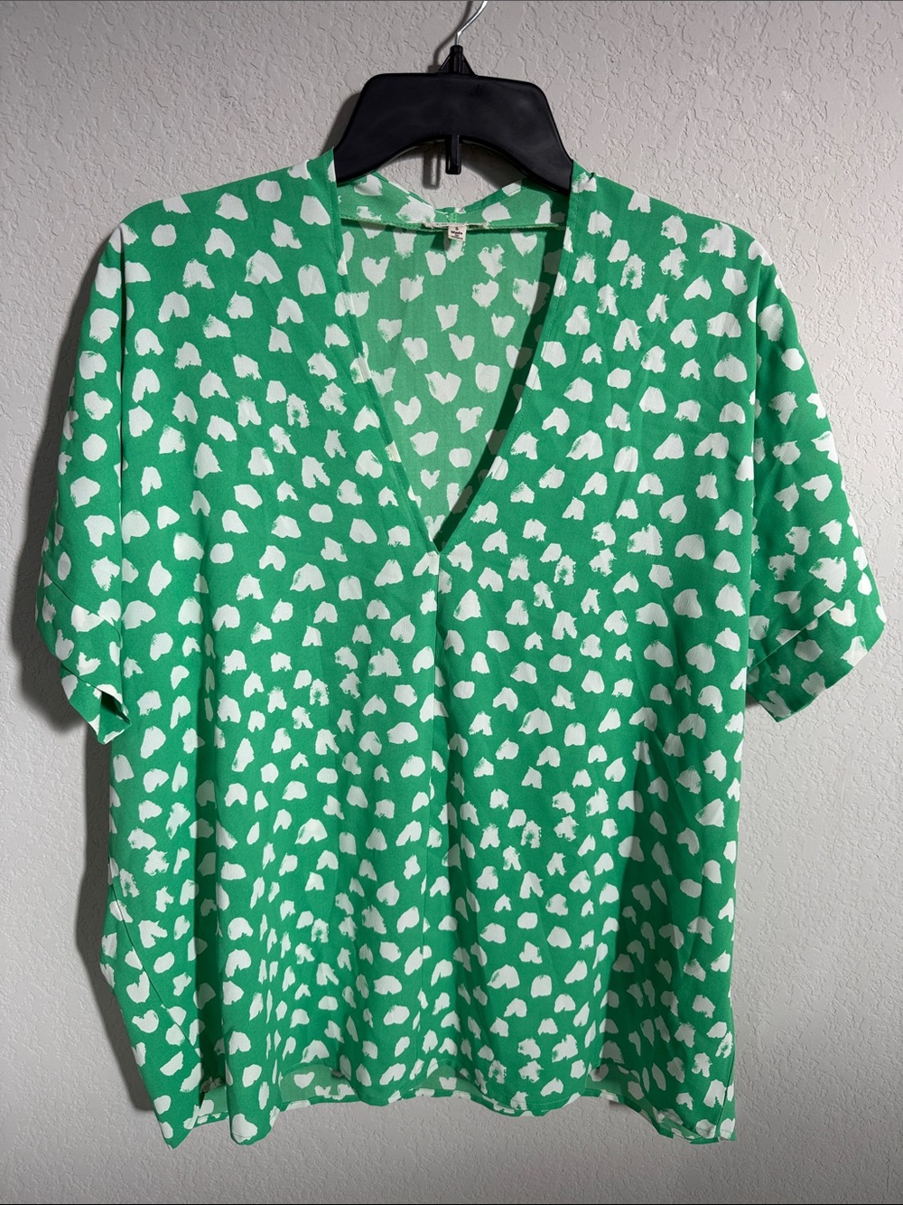 JODIFL Green V-Neck Heart Print Short-Sleeve Blouse